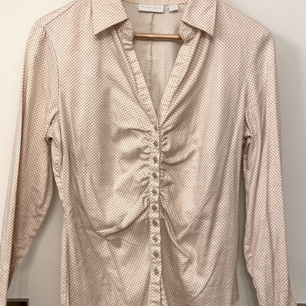 Barely worn medium stretch shirt from New York & Company .